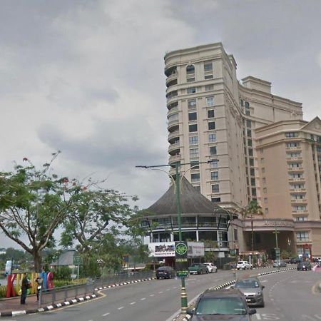 Riverbank Suites Waterfront Кучинг Екстериор снимка