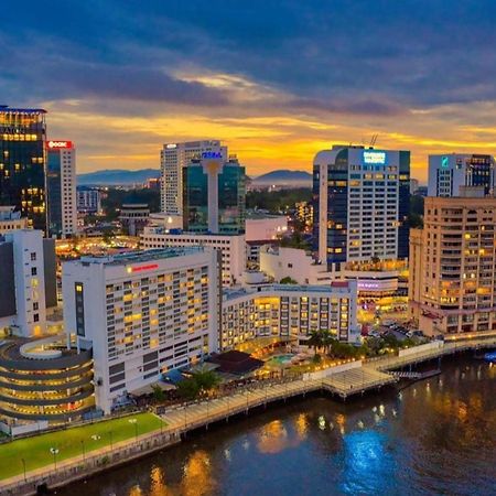 Riverbank Suites Waterfront Кучинг Екстериор снимка