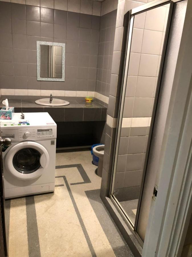 Riverbank Suites Waterfront Кучинг Екстериор снимка