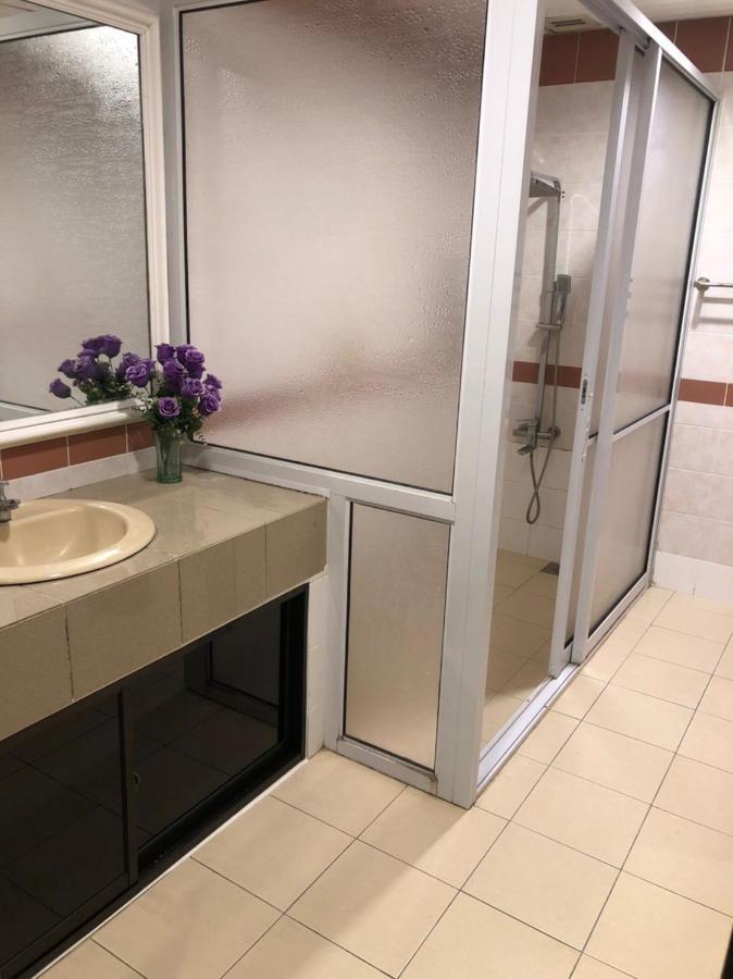 Riverbank Suites Waterfront Кучинг Екстериор снимка