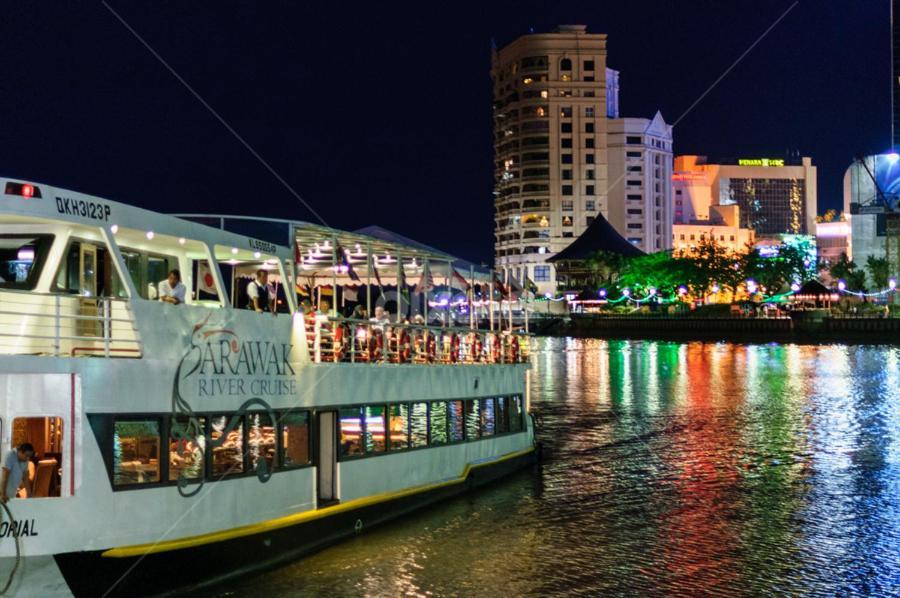 Riverbank Suites Waterfront Кучинг Екстериор снимка