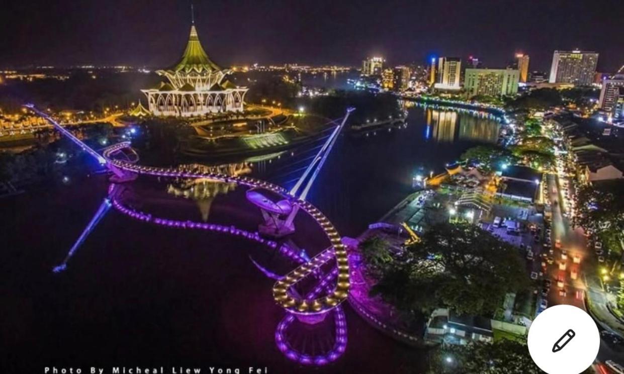 Riverbank Suites Waterfront Кучинг Екстериор снимка