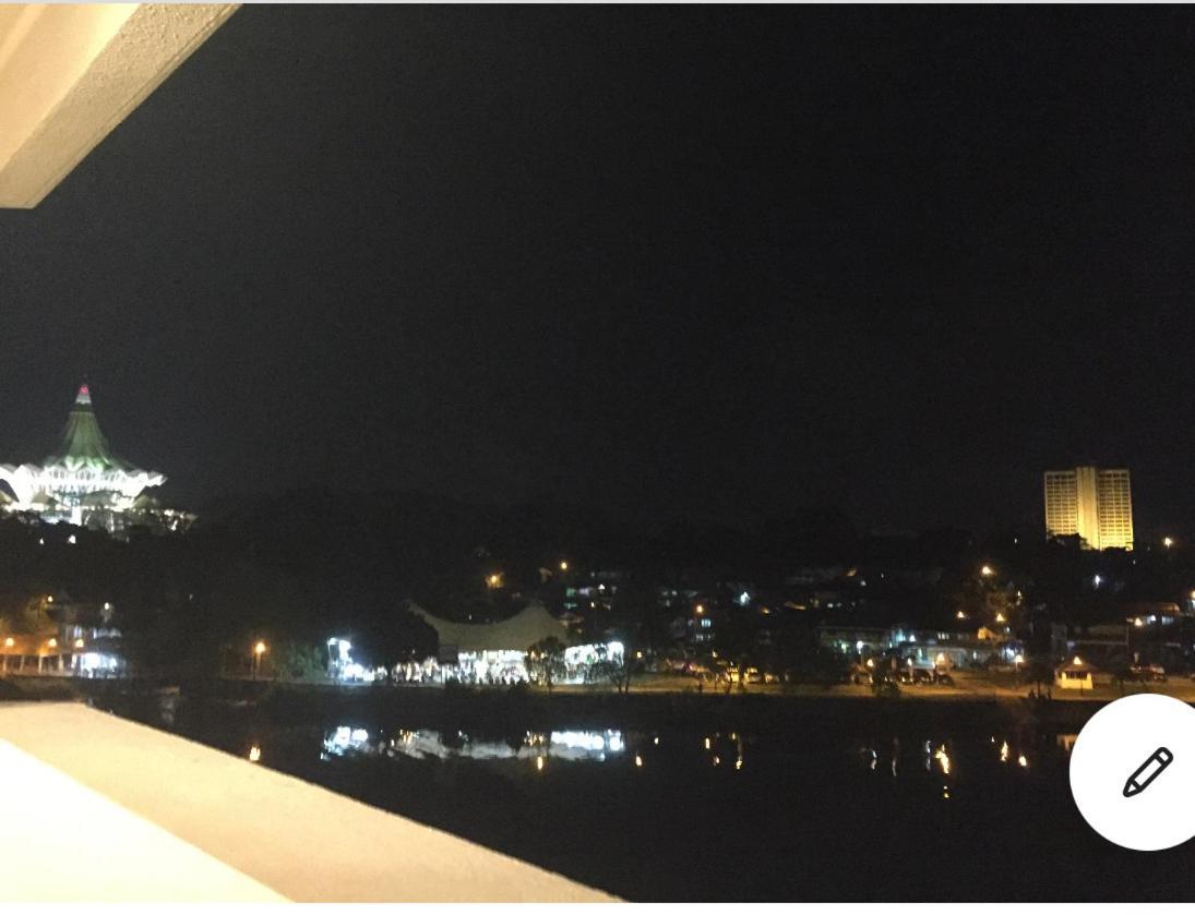 Riverbank Suites Waterfront Кучинг Екстериор снимка