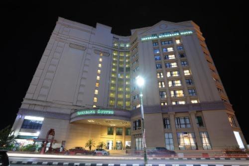 Riverbank Suites Waterfront Кучинг Екстериор снимка