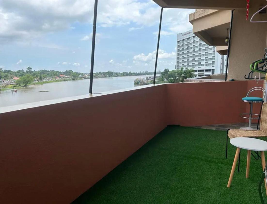 Riverbank Suites Waterfront Кучинг Екстериор снимка