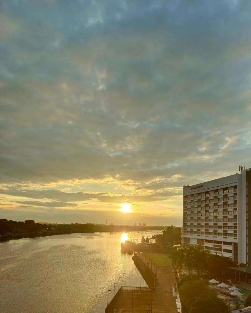 Riverbank Suites Waterfront Кучинг Екстериор снимка