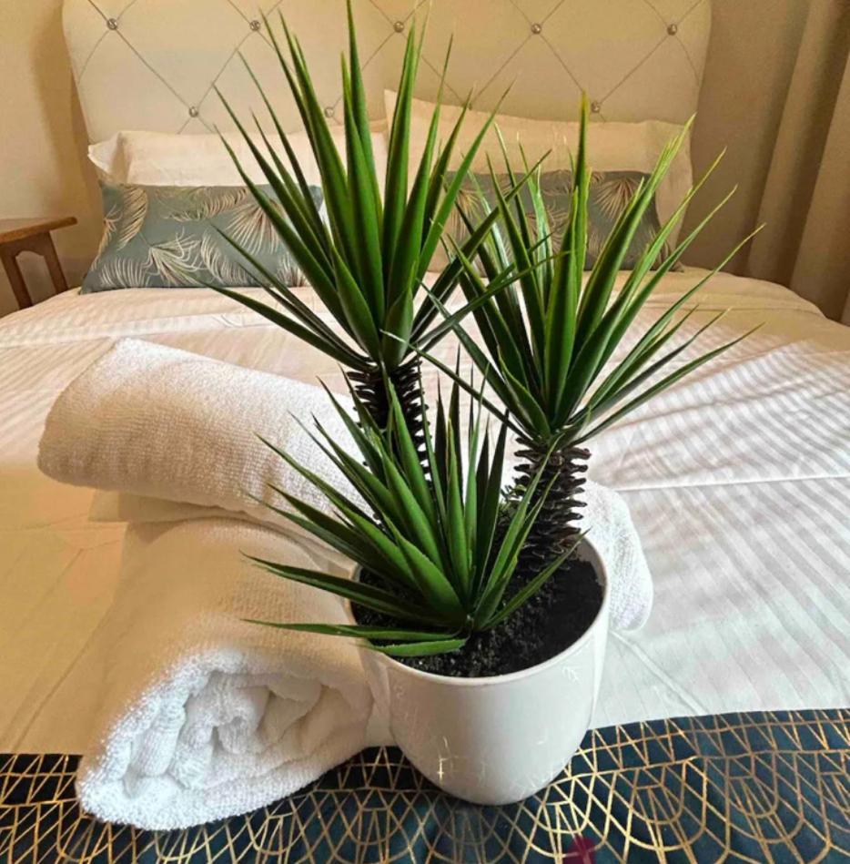Riverbank Suites Waterfront Кучинг Екстериор снимка