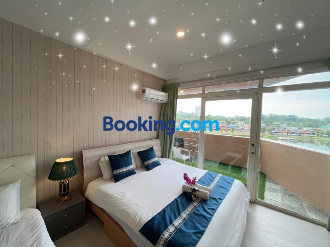 Riverbank Suites Waterfront Кучинг Екстериор снимка
